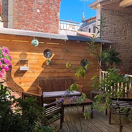 Le Patio De L'oustal Bed & Breakfast